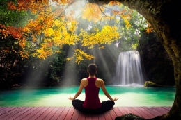 Melakukan meditasi bisa menjadi salah satu cara untuk melepas stres dalam diri. Sumber: Shutterstock via Kompas.com