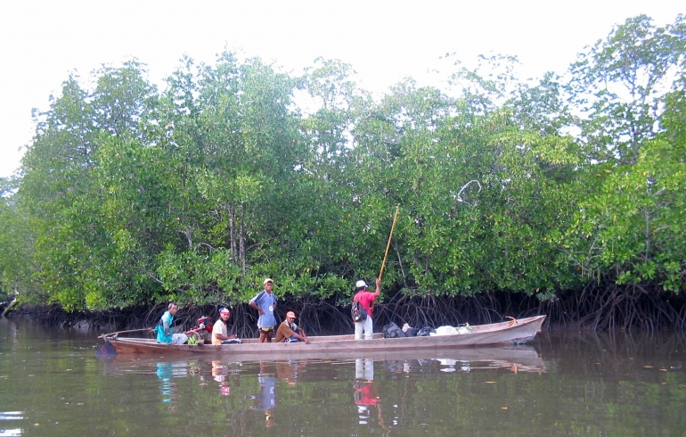Perahu dengan menggunakan mesin ketinting merupakan salah satu sarana transportasi utama di desa-desa Kepulauan Tanimbar. (@Hanom Bashari) 