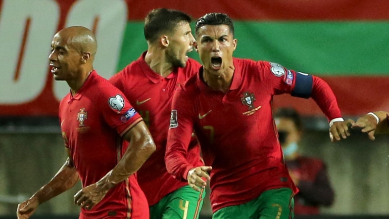 Cristiano Ronaldo merayakan gol kemenangan Portugal atas Irlandia dalam kualifikasi Piala Dunia Qatar 2022 (Foto Skysports) 