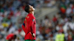 Ekspresi kecewa Ronaldo saat gagal mencetak gol dari penalti, Kamis (2/9/2021) dini hari WIB (Foto:AP Photo/Armando Franca) 