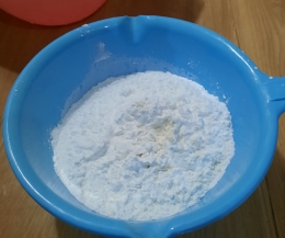 Gambar adonan tepung terigu dan tepung tapioka. Dokpri Yuliyanti