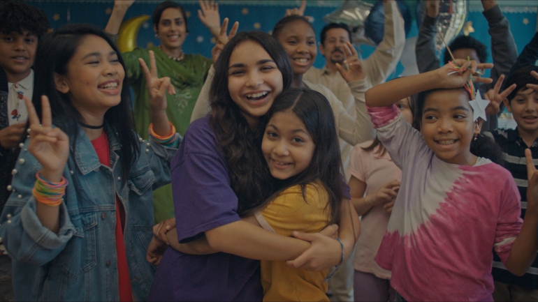  Zainab (Jenna Qureshi) dan Ameena (Aayat Wadsaria) dalam film pendek American Eid di Disney+ | Disney+