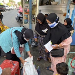 Penyuluhan dan pembagian tanaman TOGA dan jamu kepada warga sekitar Tipes, Surakarta (Dokpri).