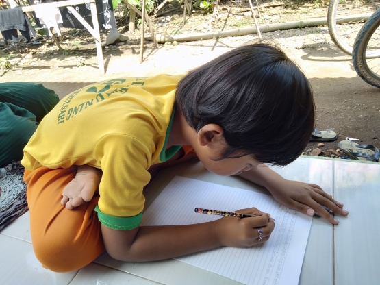 Gambar 5. Pendampingan Belajar Membuat Cerita Pendek/dokpri