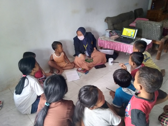Gambar 6. Kegiatan Belajar Kosakata Bahasa Inggris Bersama Anak - Anak/dokpri