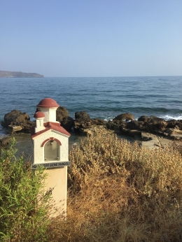 Pulau Kreta dengan laut birunya dan gereja kecil dimana-mana, mirip puranya orang Bali/dokpri