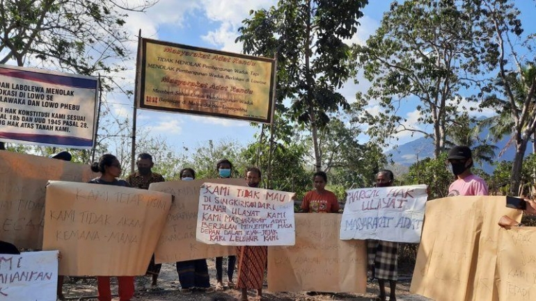 Warga Lambo menolak pembangunan waduk di Lowo Se, Desa Rendubutowe, Kec. Aesesa, Nagekeo, NTT
