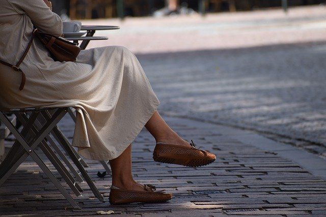 Perempuan duduk di kursi pagi (Foto : pixabay.com/misskodak)