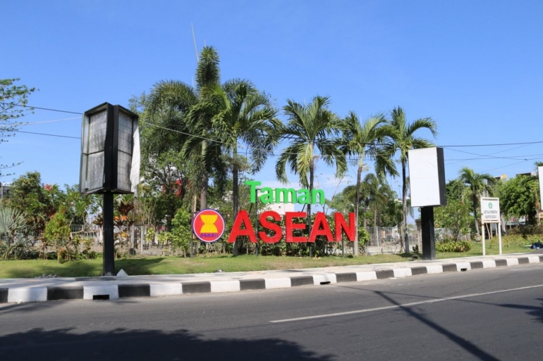 Tampak taman ASEAN Sidoarjo di siang hari yang begitu terik (sumber ilustrasi: www.sidoarjokab.go.id)