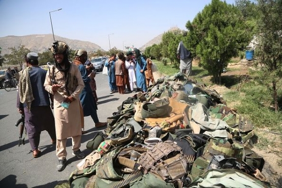 Seragam militer yang ditinggalkan setelah Taliban mengambil alih kekuasaan, di Kabul pada 16 Agustus. Fotografer: Xinhua/Getty Images via Bromberg.