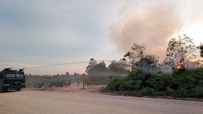 Ilustrasi petugas BPBD Bulungan memadamkan karhutla (foto: tribunkaltim.co)