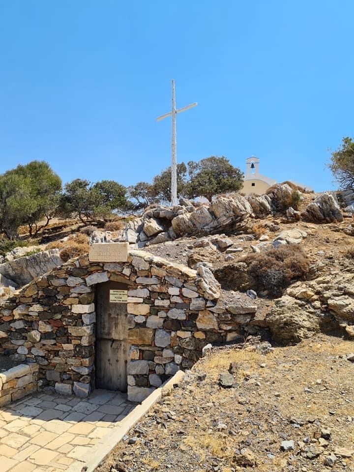 Gua tempat tinggal Paulus di Kali Limenes dan di atas bukit gereja Santo Paulus (foto dari Dirk Schnenbeger) (Dokpri)