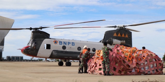 CH-47 Chinook yang digunakan BNPB untuk menanggulangi bencana. Sumber gambar: BNPB/Theophilus Yanuarto