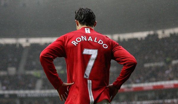 Cristiano Ronaldo kembali mengenakan jersey nomor 7 Manchester United.Foto Ross Kinnaird/Getty Images via detik.com