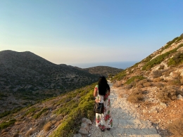 Pegunungan kering dan tandus di Kreta Yunani. Jalan setapak menuju biara di gua-gua pinggir pantai Kreta (Dokumentasi pribadi)