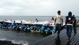 Suasana salah satu pelabuhan speedboat di Kota Ternate. Speedboat tertib antri penumpang dalam suasana mendung dan angin yang tidak mendukung. (@Hanom Bashari) 