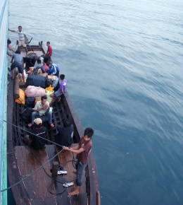 Berebutan naik dan turun antar kapal di tengah laut, di salah satu pesisir Halmahera. (@Hanom Bashari) 