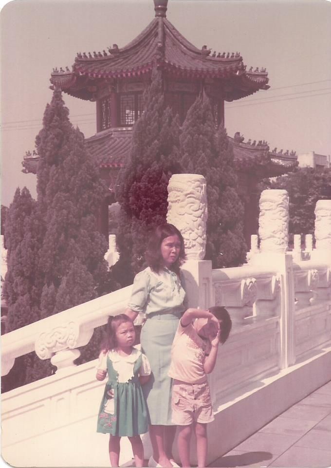 ke.foto : di Singapore tahun 1978/dokumentasi pribadi/ bersama putera kedua irwan effendi ,yang kini anaknya sudah hampir selesai kuliah