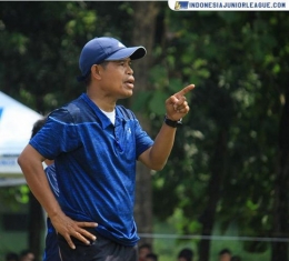 Coach Amiruddin, pelatih Mario, dkk. di SSB Metro Kukusan (Sumber: indonesiajuniorleague.com)