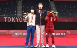 Fredy Setiawan (kostum merah) meraih perunggu tunggal putra para badminton: https://twitter.com/