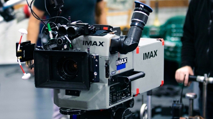 Sumber: IMAX Filmmaking: What is it like to Shoot on an IMAX Film Camera? - Y.M.Cinema - News & Insights on Digital Cinema (ymcinema.com) 