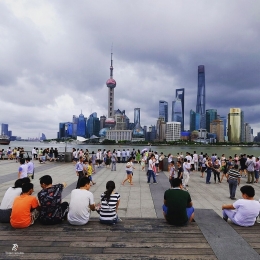 Kawasan The Bund di tepi Sungai Huangpu yang selalu ramai di setiap sore. Sumber: dokumentasi pribadi