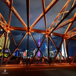Kawasan Pudong dilihat dari balik Jembatan Waibaidu- Shanghai. Sumber: dokumentasi pribadi