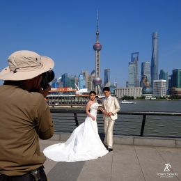 Pasangan pengantin baru yang membuat foto pre-wedding di kawasan The Bund. Sumber: dokumentasi pribadi