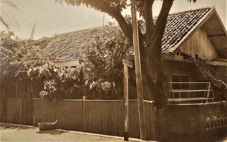 Rumah kami di Rawamangun sekitar tahun '70an masih dengan pohon mangga (Foto pribadi) 