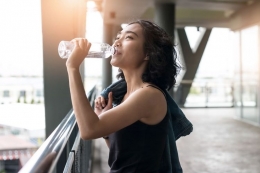 Meminum air penting untuk jaga cadangan cairan dalam tubuh dan terhindar dari dehidrasi. Sumber: Shutterstock via Kompas.com
