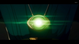 Kalung Eye of Agamotto yang digunakan Doctor Strange. Sumber : Disney+