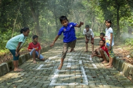 Ilustrasi anak bermain di luar rumah (Sumber: Shutterstock via Kompas.com)