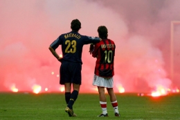 Derby Milan di perempat final Liga Champions musim 2004/2005 (Foto: REUTERS/Stefano Rellandini) 