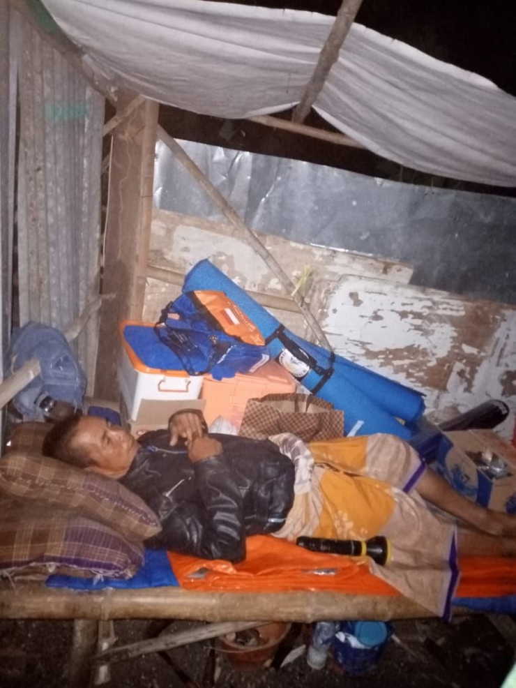 Abdul Rohim tidur di antara bantuan atas musibah rumah roboh yang dia alami