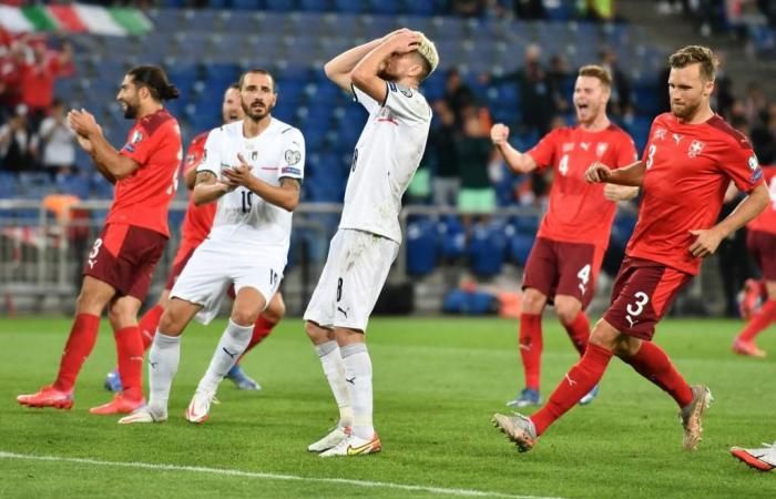 Ekspresi pemain Italia, Jorginho, usai gagal menendang penalti. Italia bermain 0-0 dengan Swiss di kualifikasi Piala Dunia 2022/italy24news