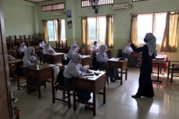 Sejumlah siswa kelas 10 SMKN 32 Tebet, Jakarta menjalani Pembelajaran Tatap Muka (PTM) Terbatas pada Senin (30/8/2021) pagi. (KOMPAS.com/WAHYU ADITYO PRODJO)
