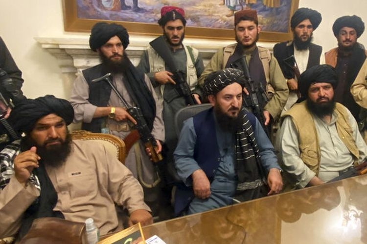 Para milisi Taliban menguasai istana kepresidenan Afghanistan setelah Presiden Afghanistan Ashraf Ghani melarikan diri dari negara itu, di Kabul, Afghanistan, Minggu (15/8/2021).| Sumber: AP PHOTO/ZABI KARIMI via Kompas.com