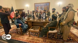 photo dari: [DW Indonesia] Taliban berhasil menguasai kembali Afganistan. 