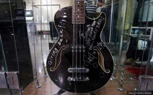 gitar Metallica untuk Jokowi (http://www.liputan6.com)