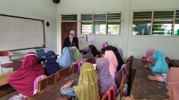 GERAKAN LITERASI SEKOLAH - Penyampaian Materi Terkait Literasi Dasar bagi Siswi Kelas 5 MI YKUI Maskumambang, Senin (30/08)./Dokumentasi pribadi