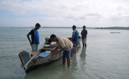 Kole-kole, perahu tradisonal tanpa cadik biasa digunakan oleh masyarakat pesisir Maluku untuk transportasi dan mencari ikan. (@Hanom Bashari) 
