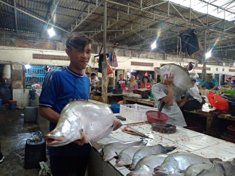 Pedagang ikan Belida di Pasar Buah Temenggung (sumber : deddyhuang.com)