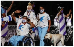 www.washingtonpost.com Seekor anjing pemabdu, ikut parade atlet Paralimpiade dari Negara Israel, menarik perhatian dunia .....