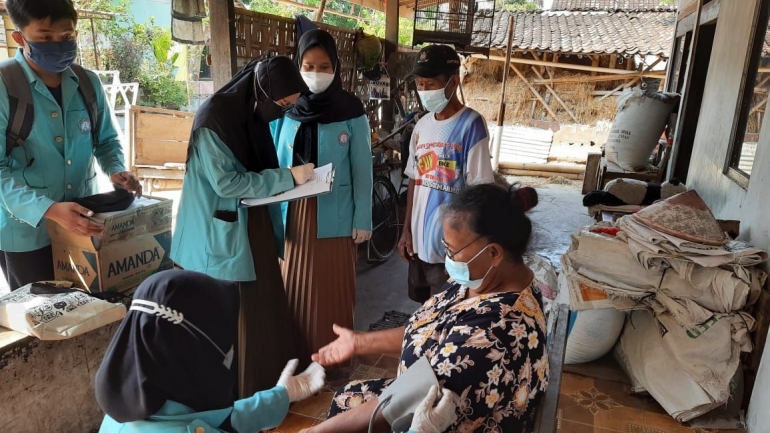 Suasana kegiatan pengecekan tekanan darah dan pemberian gizi kepada lansia/dokpri