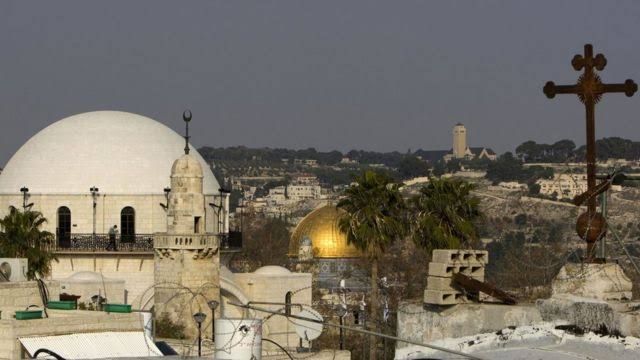 Tiga tempat ibadah yang menjadi situs suci agama Kristen, Islam, dan Yahudi. (AFP via BBC) 