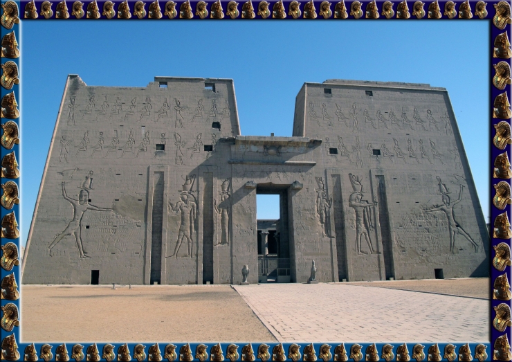 Gapura Utama Kuil Edfu - Edfu Tempel (Foto: Patrick Reb)