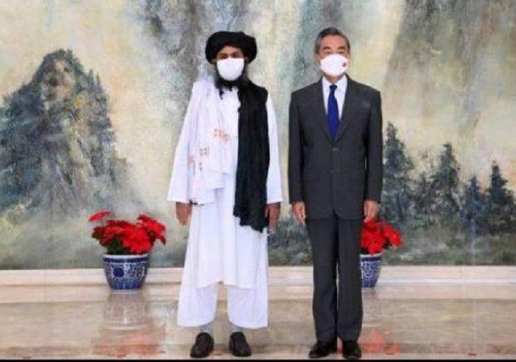 Menlu China Eang Yi saat menerima kunjungan petinggi Taliban di China. Sumber: KompasTV