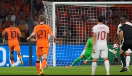 Depay saat mencetak salah satu golnya ke gawang Turki: Dailymail.co.uk