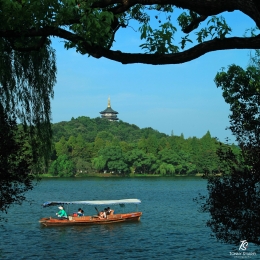 Berperahu di Danau Barat dengan latar belakang Pagoda Leifeng. Sumber: Dokumentasi pribadi
