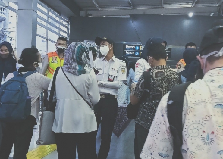 Petugas memeriksa kelengkapan persyaratan calon penumpang KRL Commuterline (foto by widikurniawan)